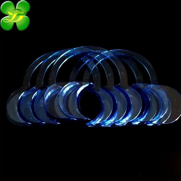 Teeth whitening cheek retractor