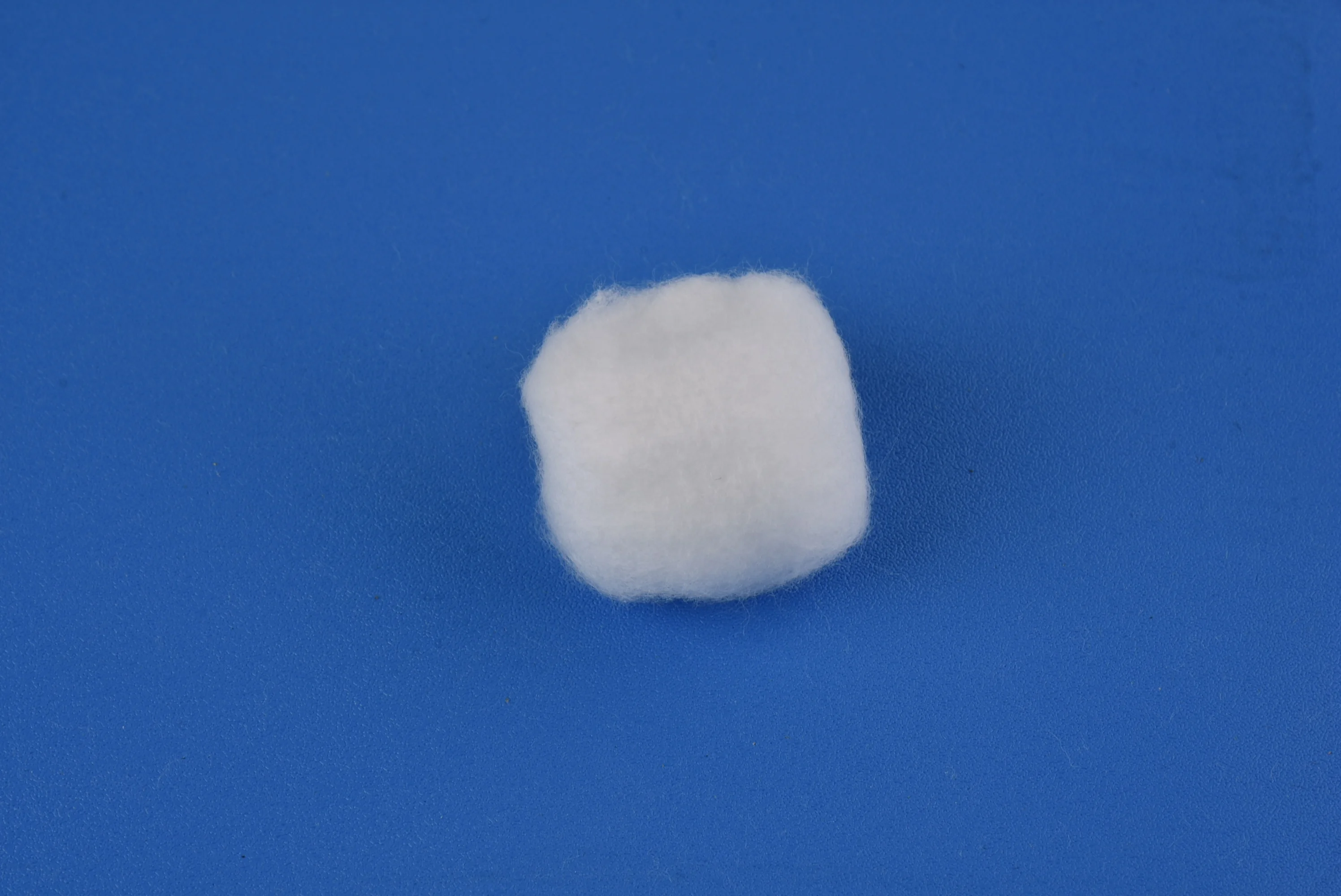 
100% organic round cotton balls hypoallergenic and lint free for medical use medical cotton balls for surgical operations 