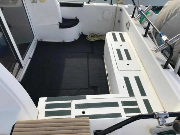 Рыболовная лодка с центральной консолью высокого качества