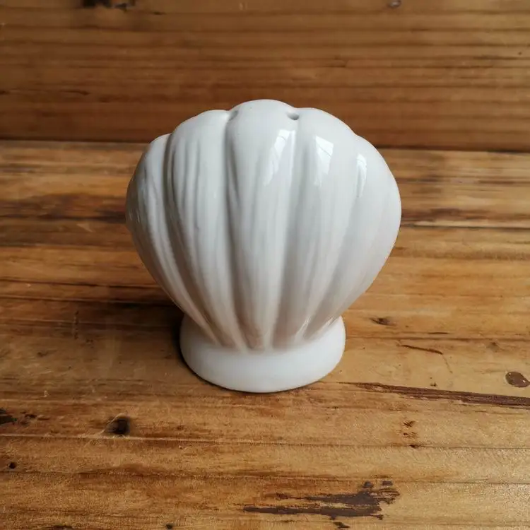 
Factory direct shell shape ceramic spice set tool home kitchen seasoning ceramic salt shaker pepper bottle 