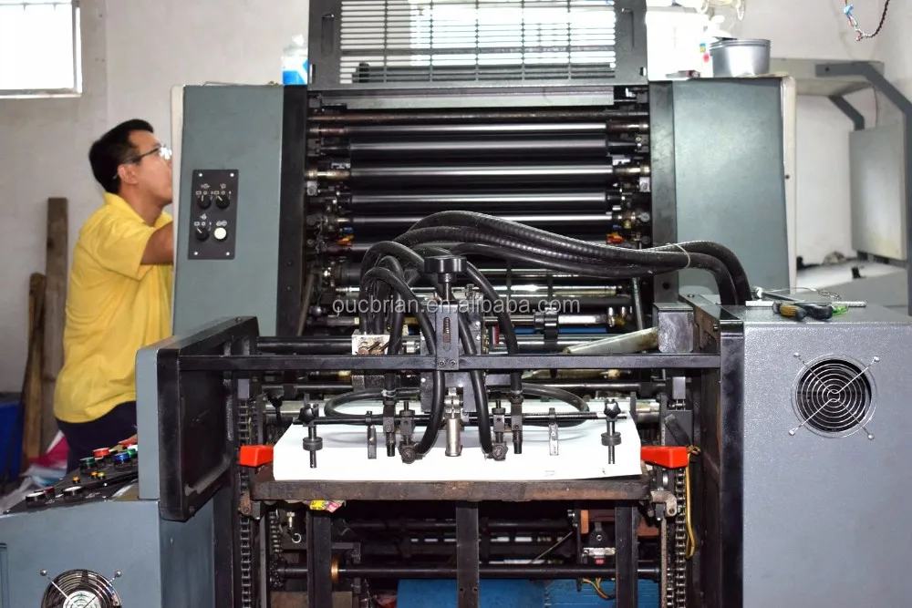  4 вида цветов использованные офсетные печатные машины komori для