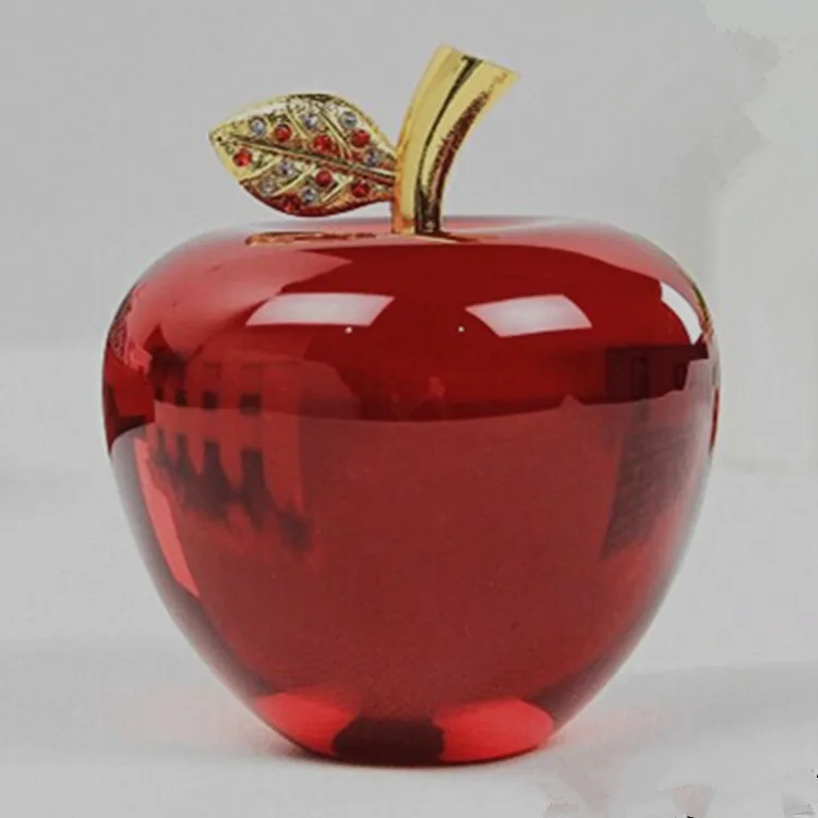 Новогодние украшения из красного стекла в