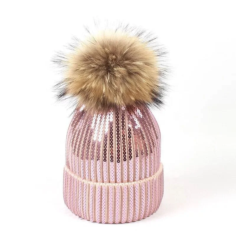 Женская зимняя меховая шапка с большим помпоном из меха енота