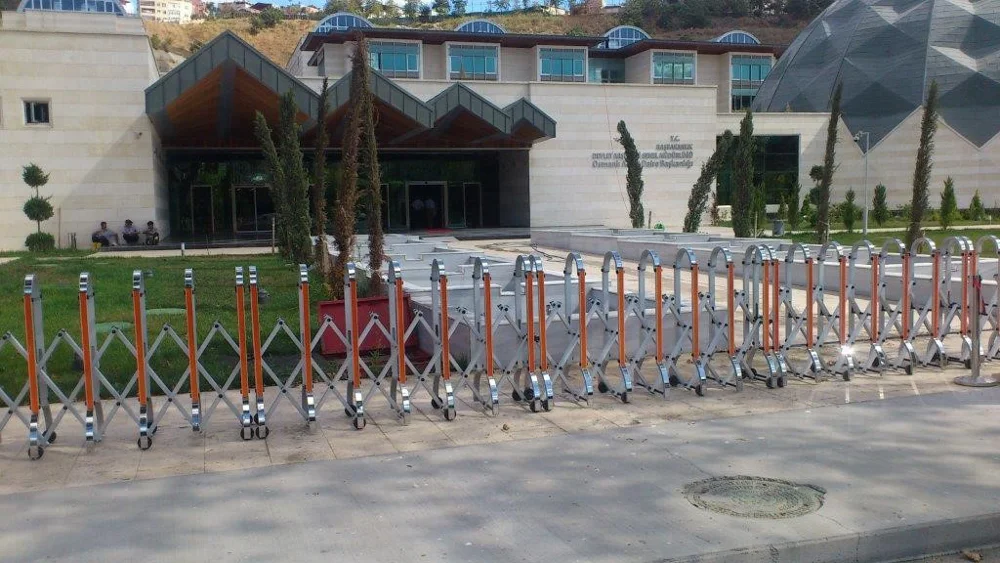 
retractable aluminum manual crowded gate 