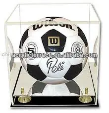  Акриловая витрина для футбольных мячей с золотыми стойками и зеркальной задней частью дном