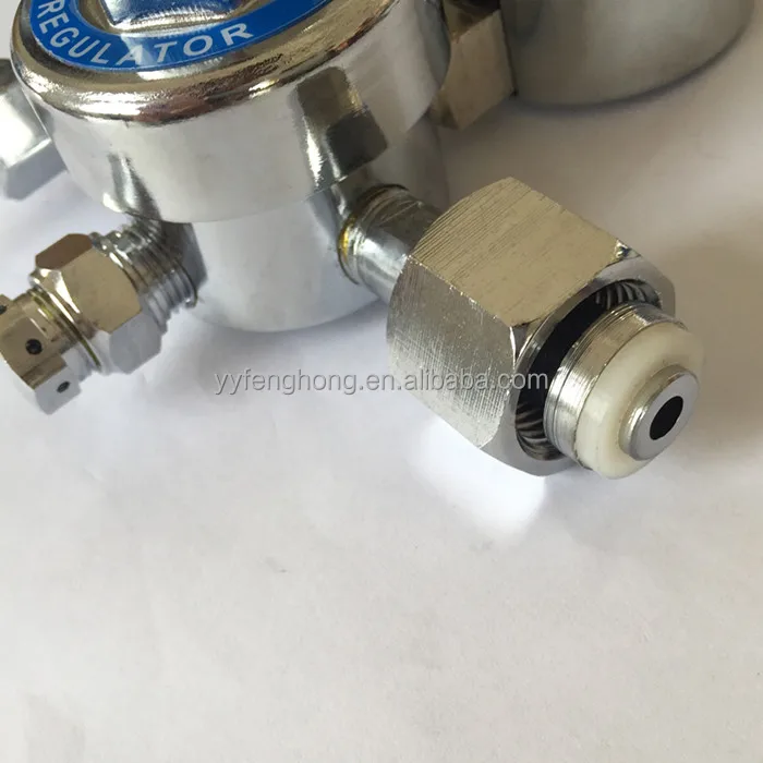 Aquarium co2 regulator with pressure safety valves