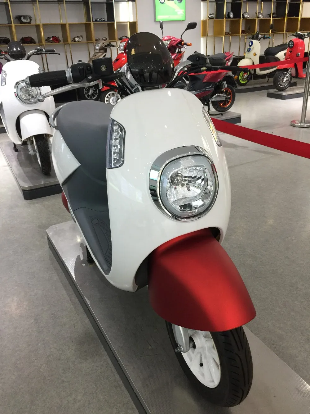Electric Vespa 6-8h Charging Time and 72v Voltage two wheel electric scooter