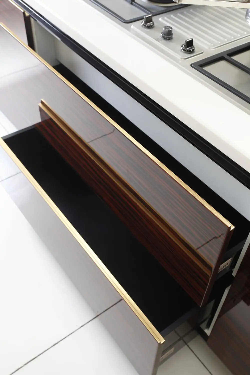 
Modern Gloss Wood Veneer Finish Handless Kitchen Cabinet 