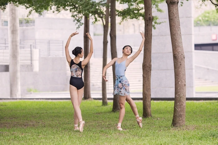 Сетчатый трико с цветочным принтом спереди