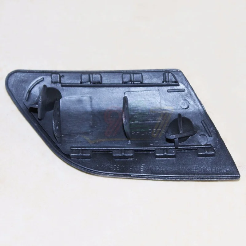 Auto Car Front Bumper Headlight Washer Cover Spray Accessory for VW Jetta 5 / Golf MK5 GTI