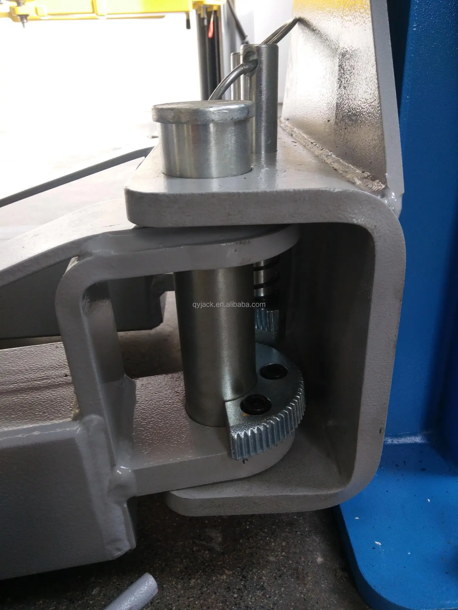 305B CE approved 4.5t single side manual unlocking system garage hydraulic two post car lift