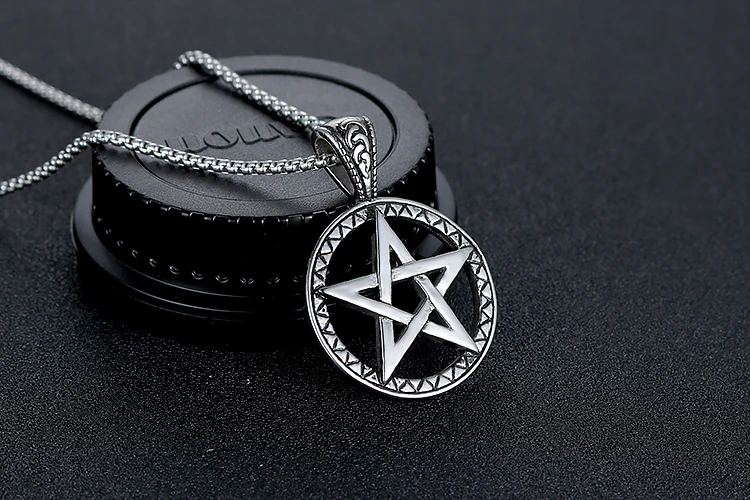 Фабрика Dongguan, Мужская подвеска из нержавеющей титановой стали с серебряной пятиконечной звездой, круглая коробка, ожерелье, цепочка, подарок на Рождество, в наличии
