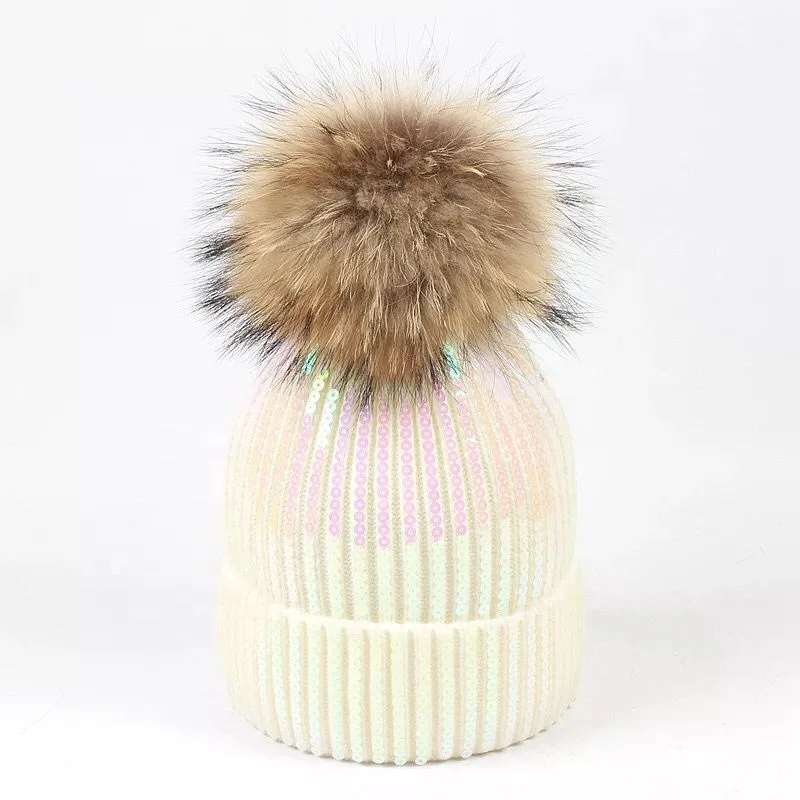 Женская зимняя меховая шапка с большим помпоном из меха енота