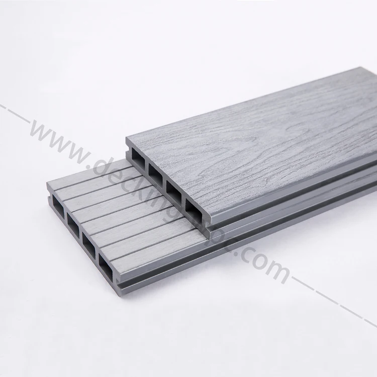 Светлый деревянный пластиковый композит используемый вокруг бассейна