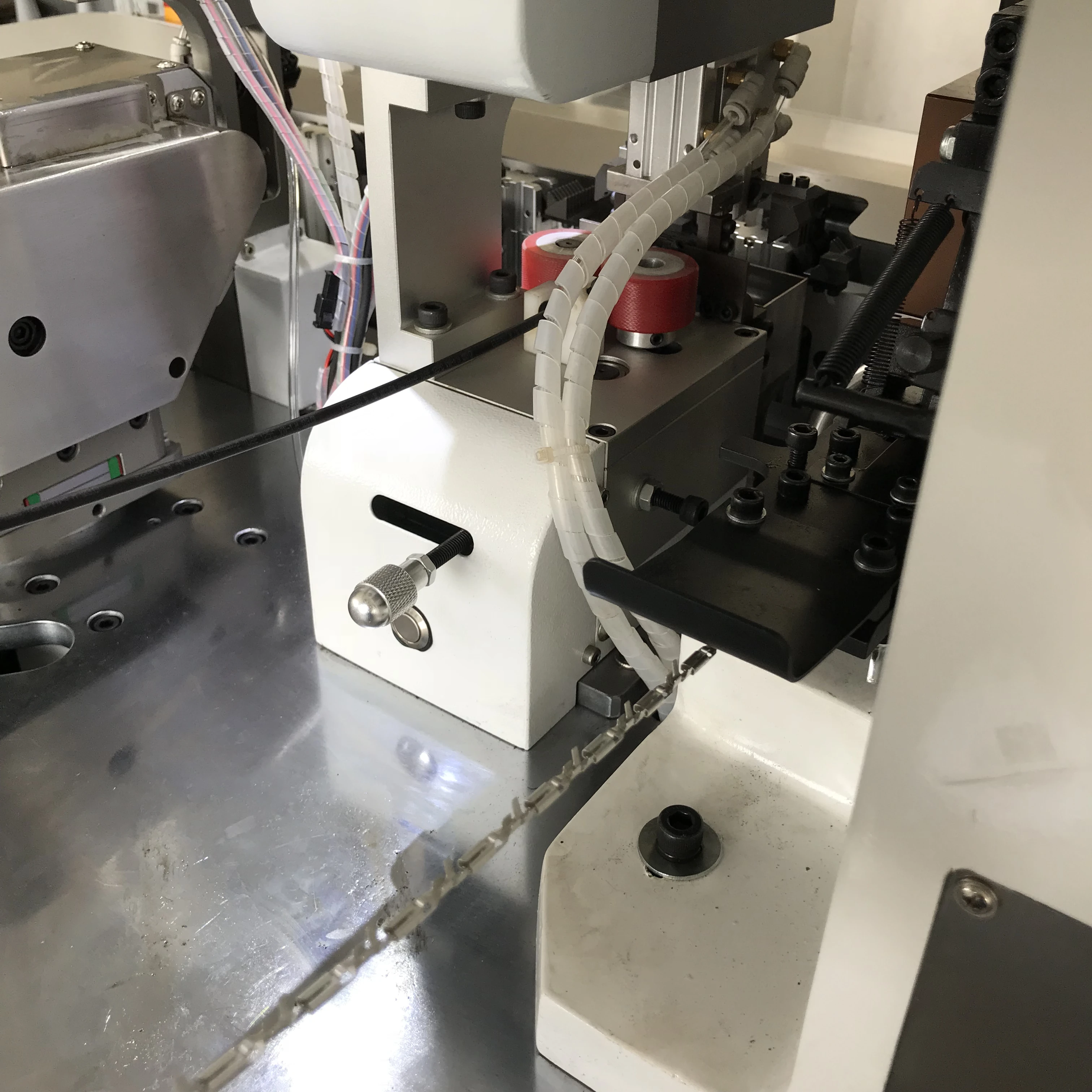 
heat shrink tubing Full automatic single-head heat shrinkable tube inserting and terminal crimping machine 