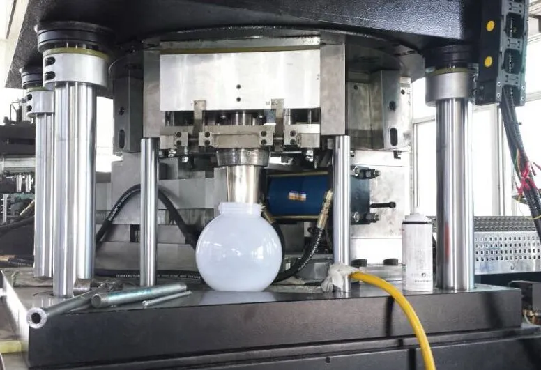 Hot sale automatic  control plastic bottle making injection blow molding machine price