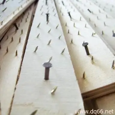 Экологически чистая деревянная ковровая накладка с целым гвоздем