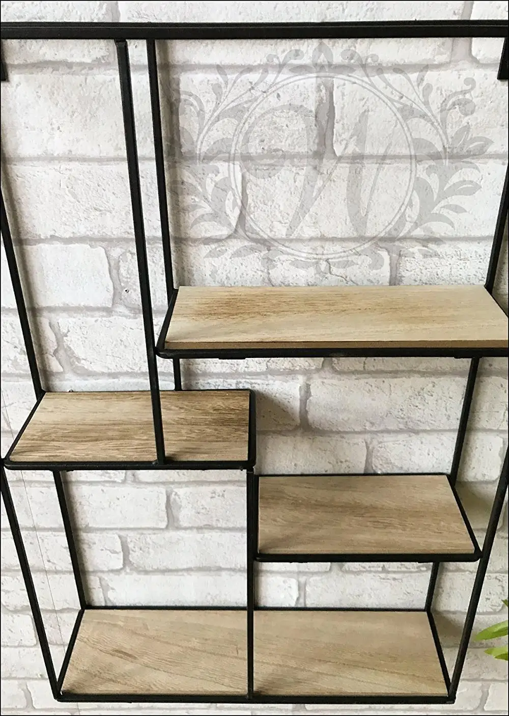 Простой металлический и деревянный прямоугольный настенный блок с полками