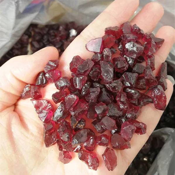 Wholesale natural unpolished quartz raw gemstone red crystal garnet rubble