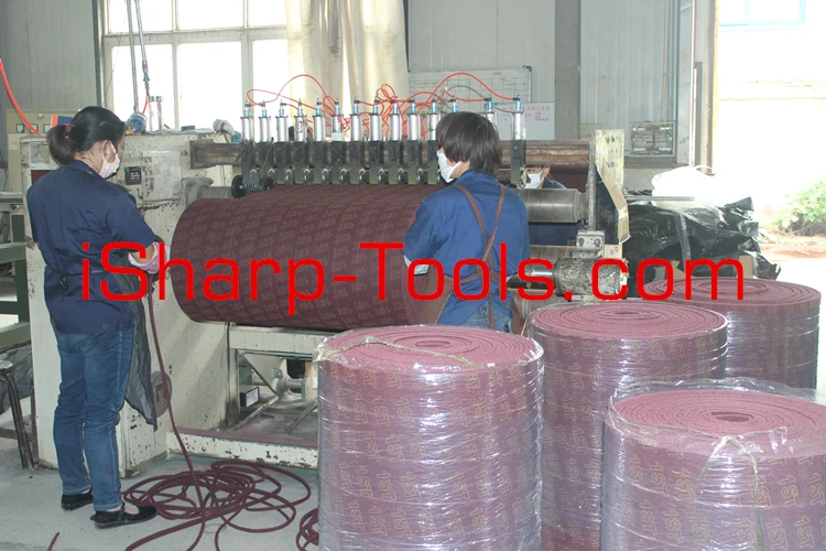 Non woven abrasive roll with different size and grit