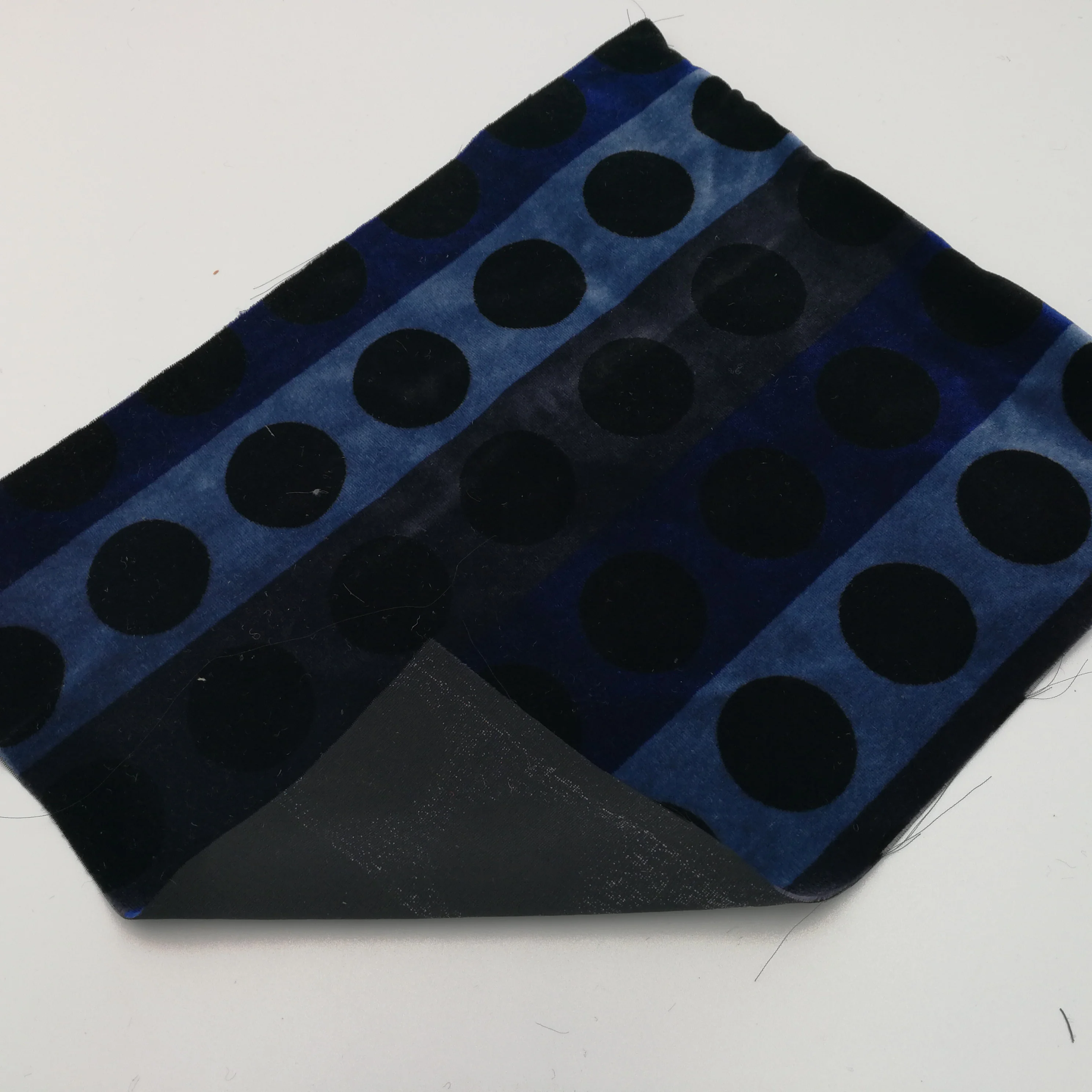 Тканые из искусственного шелка разряда печати и бархатной отделкой для женское платье