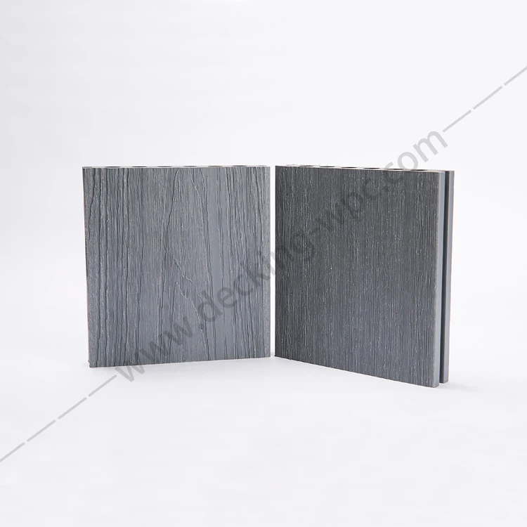 Светлый деревянный пластиковый композит используемый вокруг бассейна