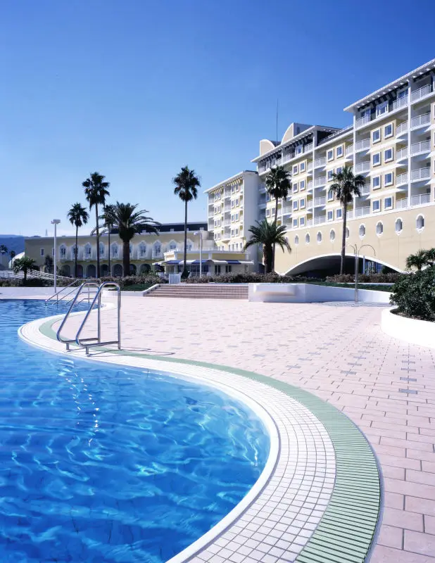 Pool drain resin grate flexible and adzptive to straight line and curve line