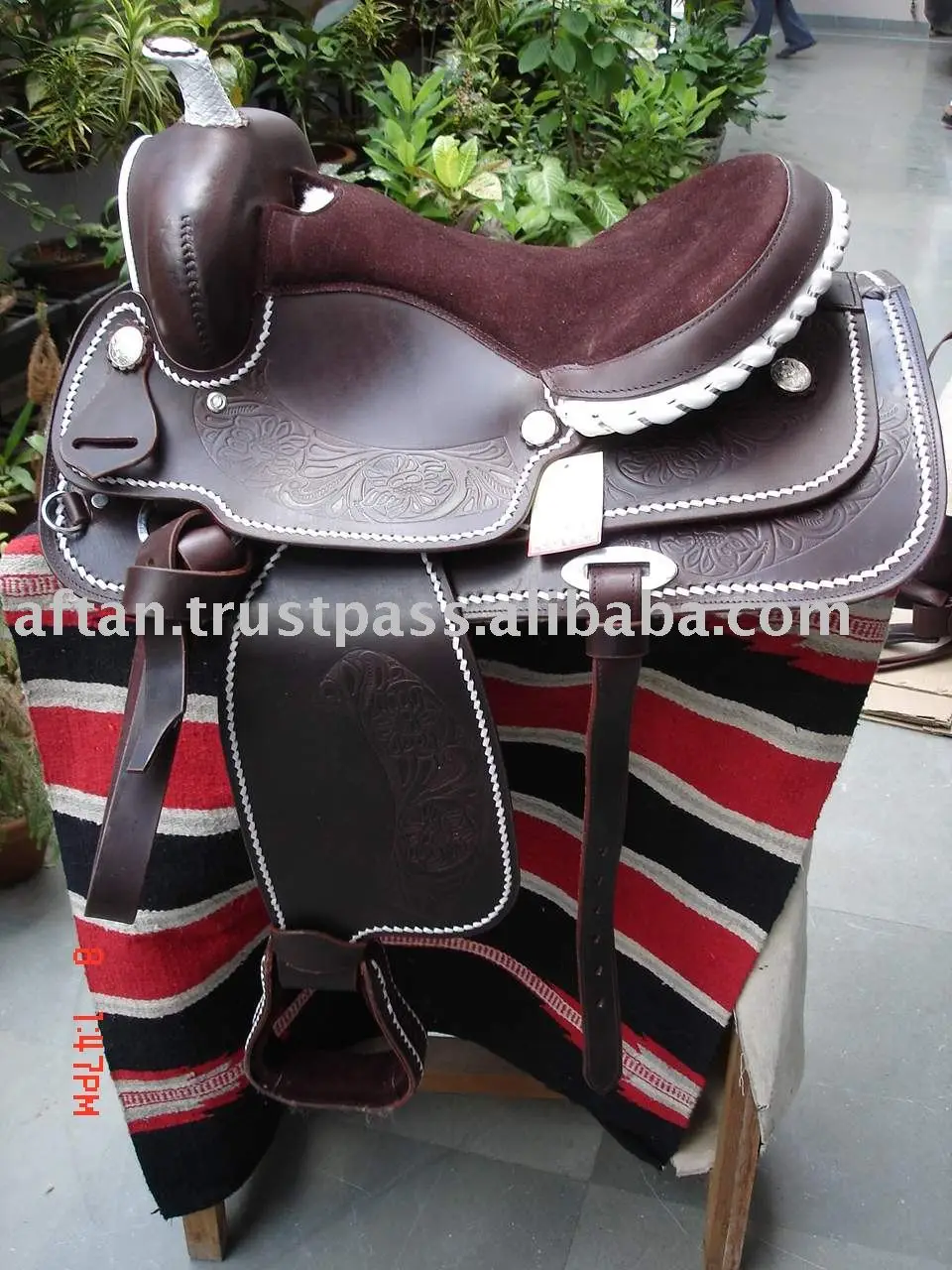 Высококачественное седло для лошадей и ковриков из 100% чистой индийской кожи с ручной резьбой меховой