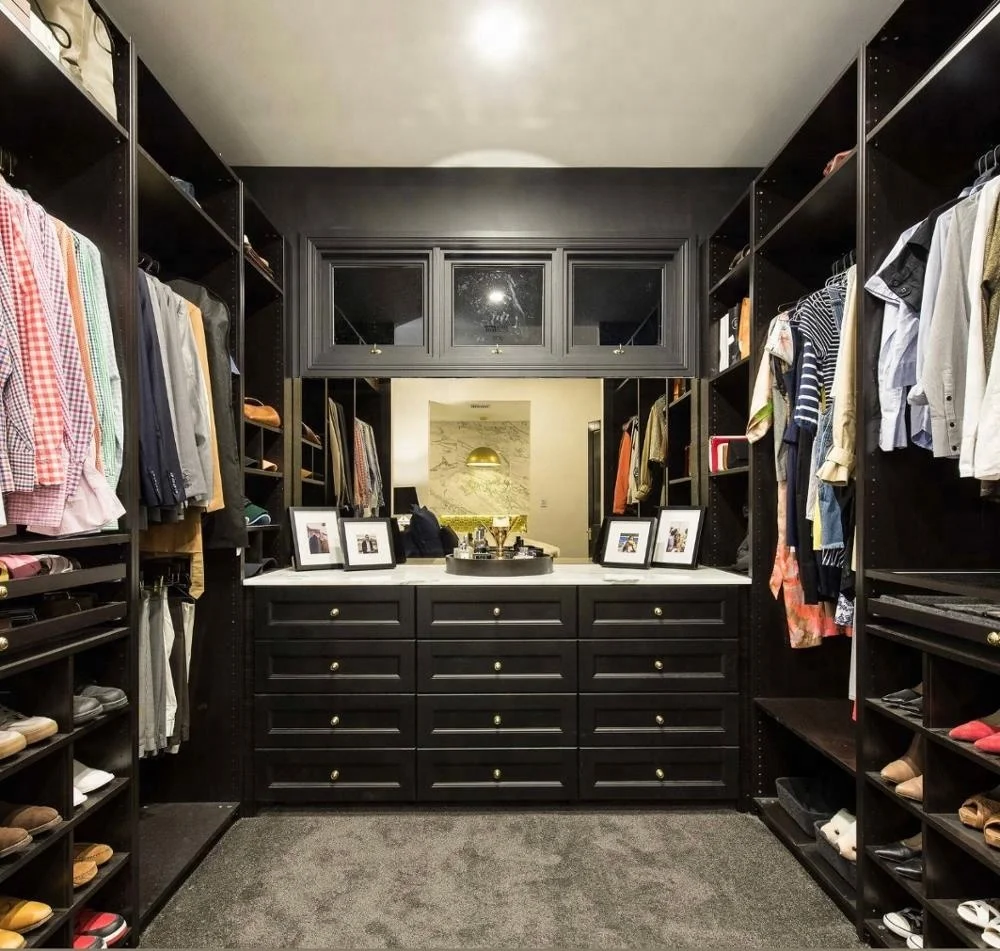 Дизайн шкафа-гардероба черного цвета