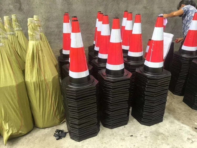 Wholesale Factory Price 75cm Reflective Film Full Body Hazard Warning Road Traffic Portable Rubber Safety Cone with Handle