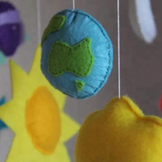 Подвесной детский мобиль ручной работы из войлока для детской кроватки с маленькой Солнечной системой из войлока