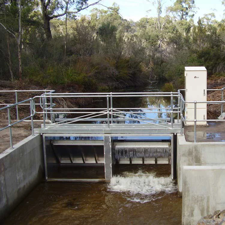 Solar power intelligent integrated aluminum sluice gate