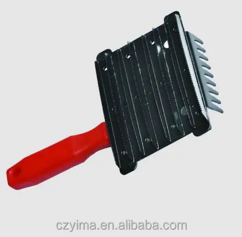 Horse curry comb with plastic handle