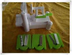 Plastic vegetable turning spiral slicer with three blades,Manual rotary tri-blade spiral vegetable slicer