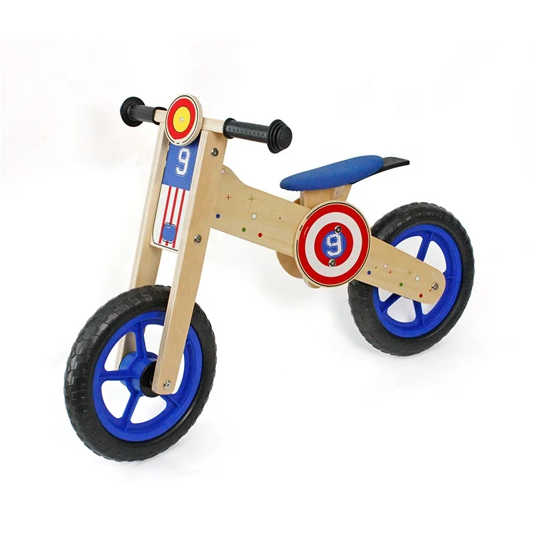 Бесплатный образец для мальчиков, катающийся на деревянном балансирующем велосипеде для малышей W16C181