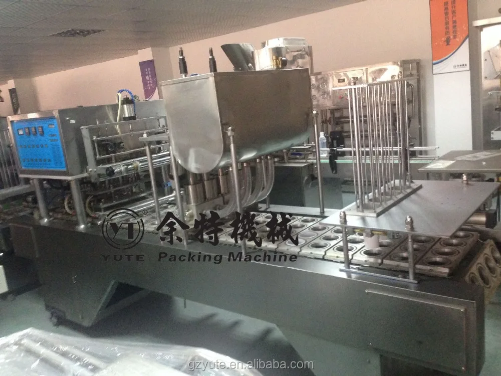 Мороженое чашки наполнения и укупорки машина