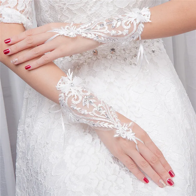 
fashionable fingerless wedding lace bridal mitten 