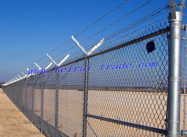 Hot dipped galvanized chain link fabric fence with barded wire