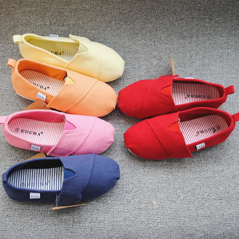 Children's sports shoes with flat soles