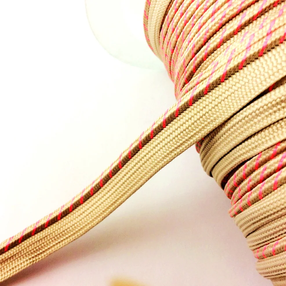 Изогнутая узкая плетеная трубная лента