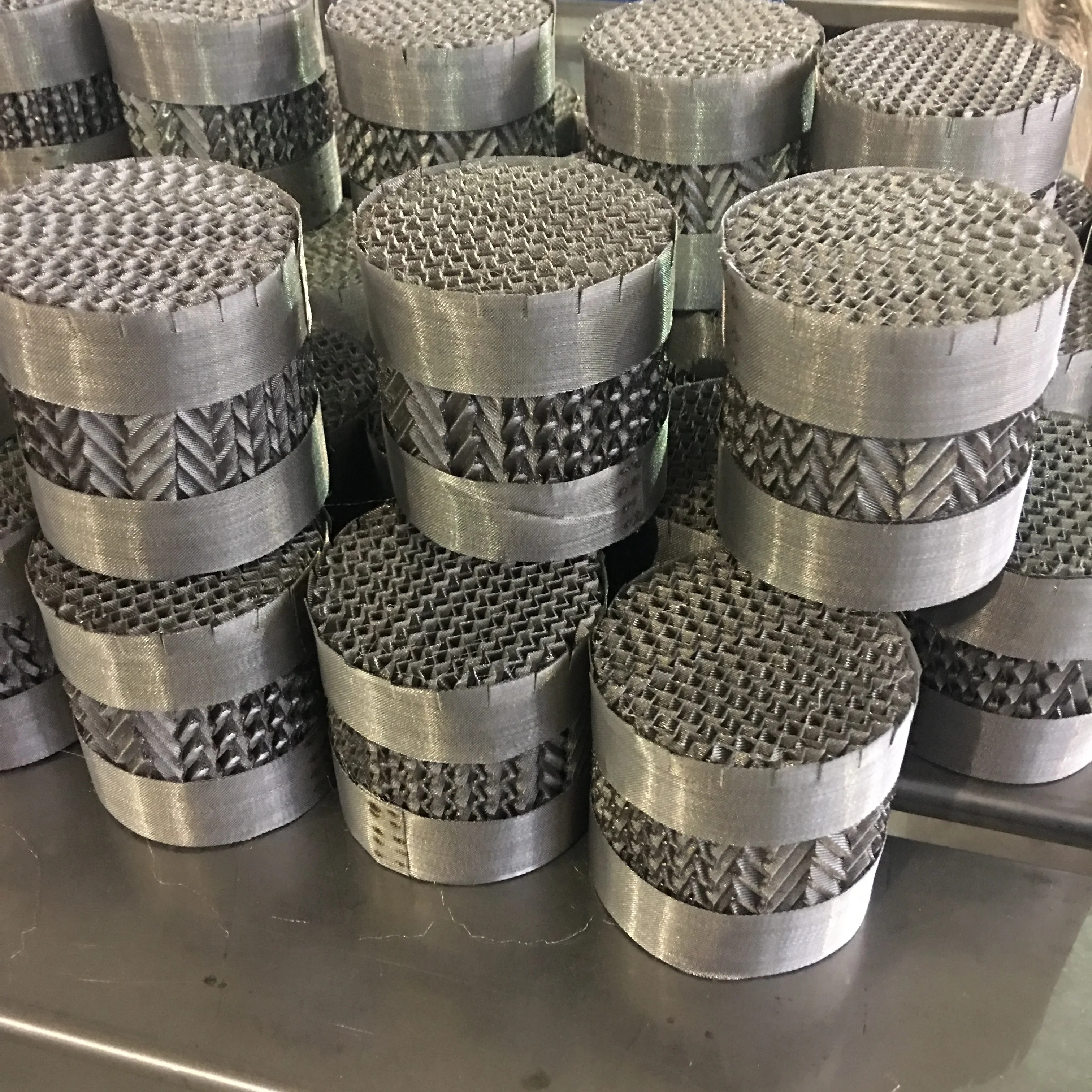 Small Diameter Gauze Structured Packing for Small Columns