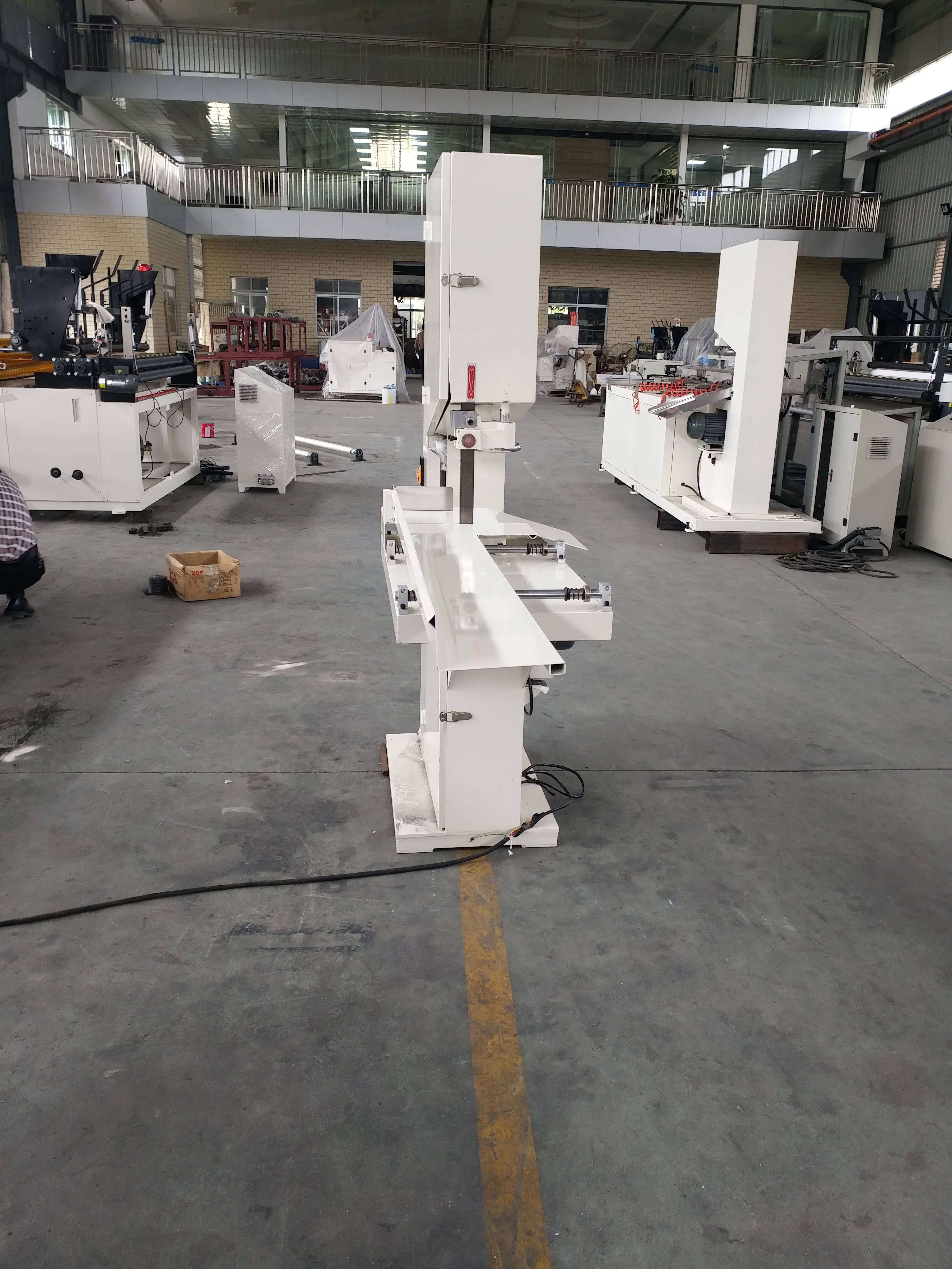 
Hengxin band saw type toilet paper roll cutting machine in steable running 