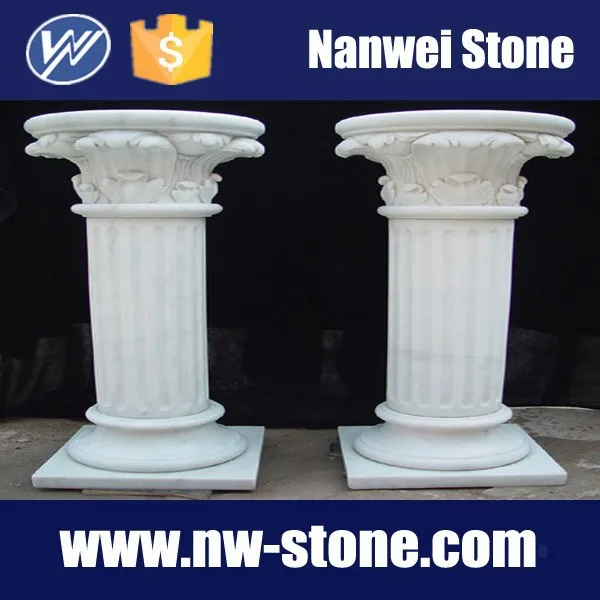 Белого твердого вещества мрамор столбы с обрушения и рифленые