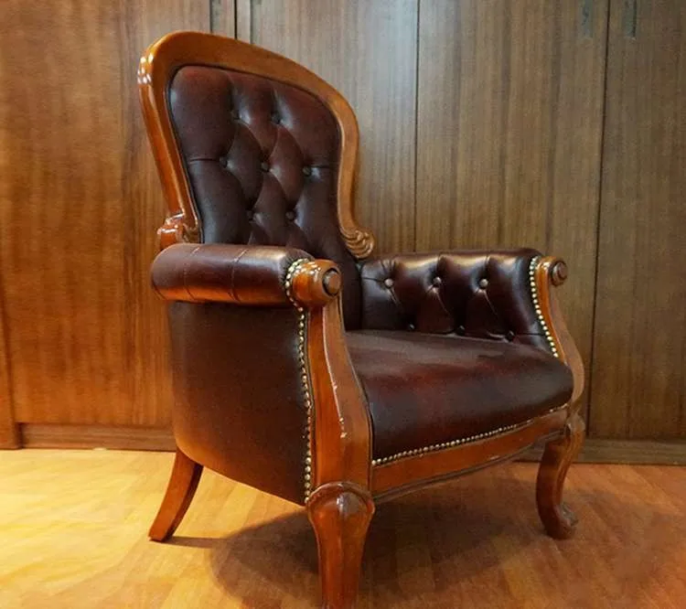 Роскошный коричневый кожаный диван в деревянной оправе