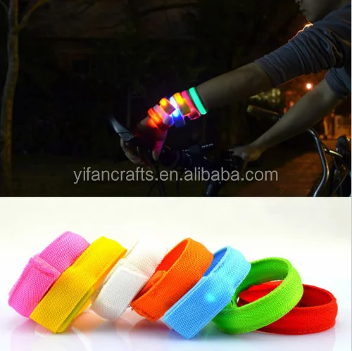  Классный стильный мигающий светодиодный светящийся наручный ремешок нарукавник Забавный <span style=