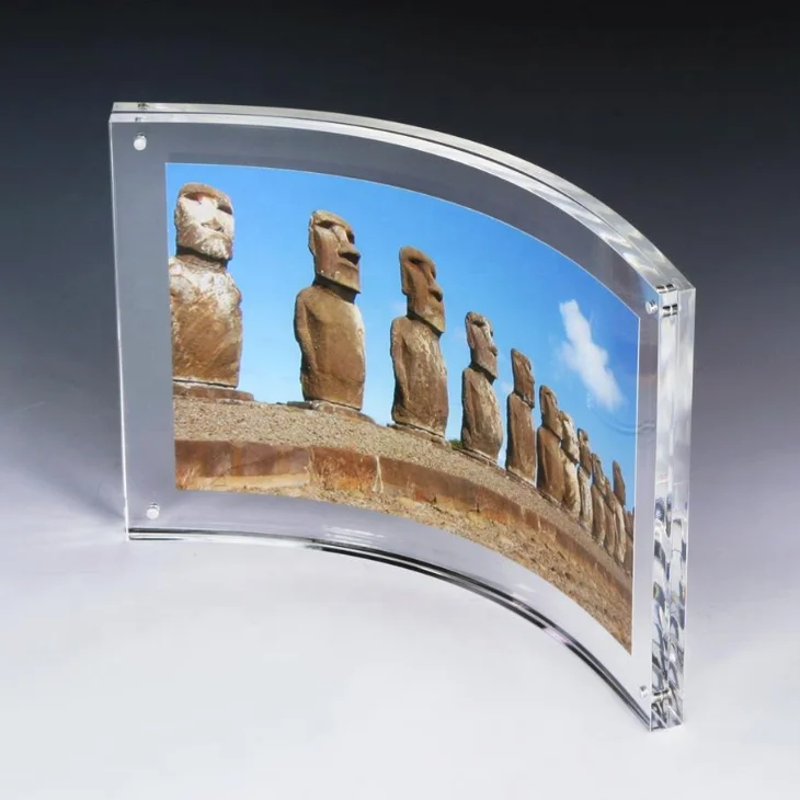 
7 x 5 Clear Curved Acrylic Magnetic PhotoFrame /Picture Frame 