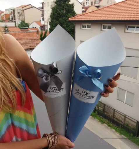 Recycle brown Kraft paper cone shaped roses flower gift packaging box with handle wholesale