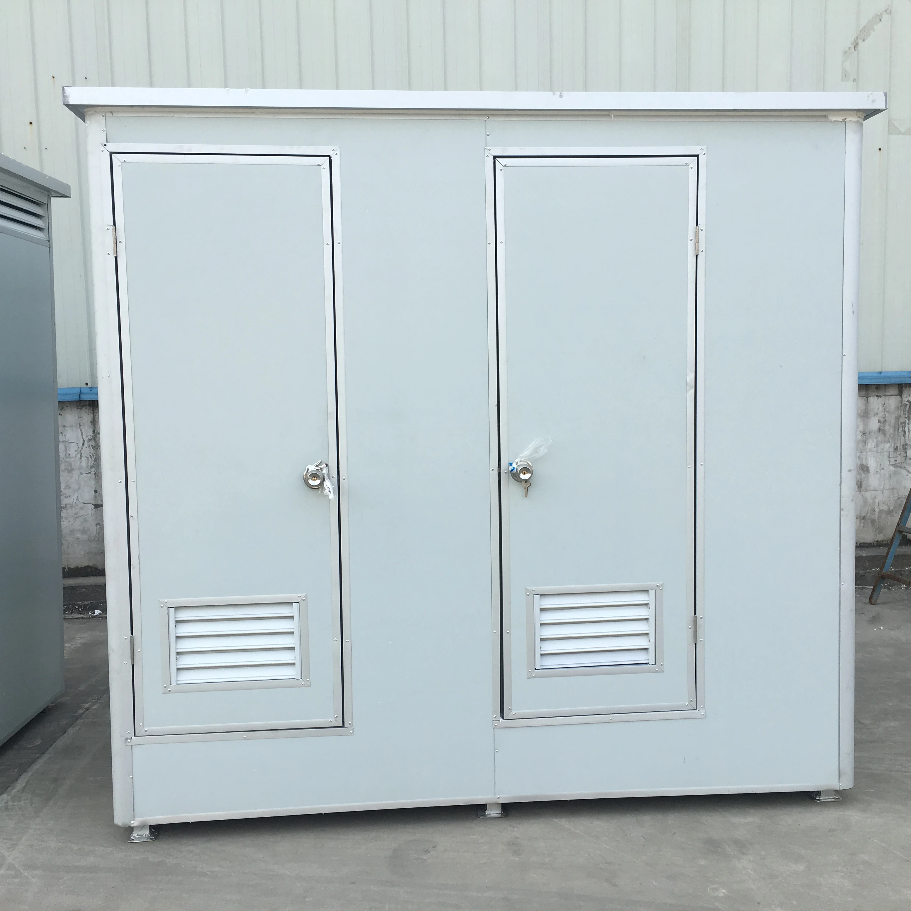 Made in China Easy to Assemble Prefabricated Mobile Toilet with Sandwich Panel or Corrugated Steel Plate Roof