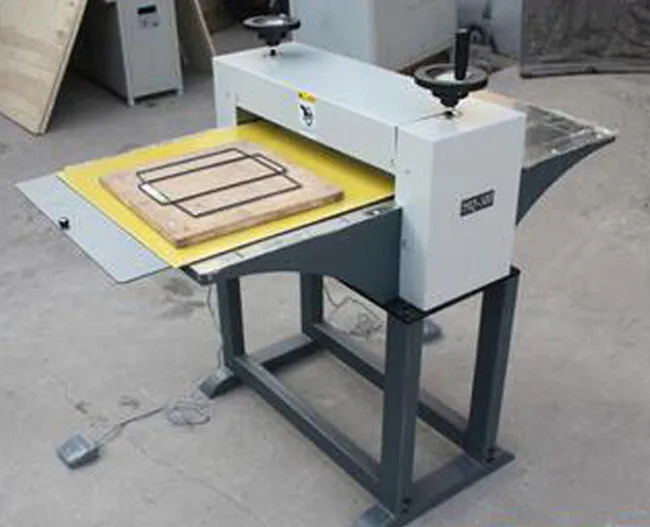 Semi automatic manual flat bed jigsaw puzzle paper die cutting creasing press machine die cutting machine