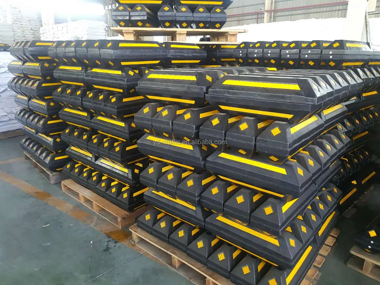 Rubber and Plastic Stopper 550*150*100mm Wheel Stop Rubber Stopper Car Stopper
